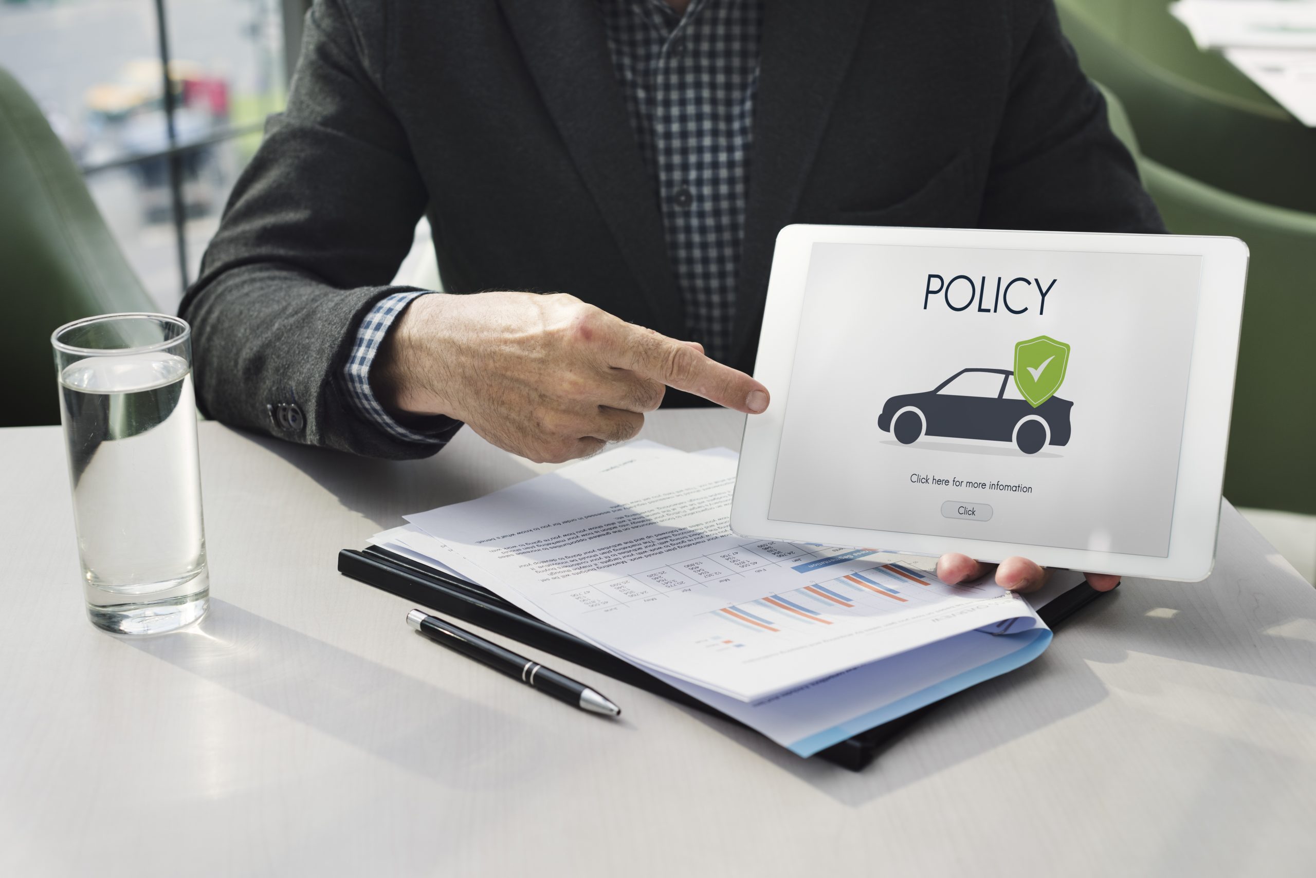 un-impiegato-di-ufficio-mostra-su-un-tablet-le-policy-necessarie-per-noleggiare-un-auto